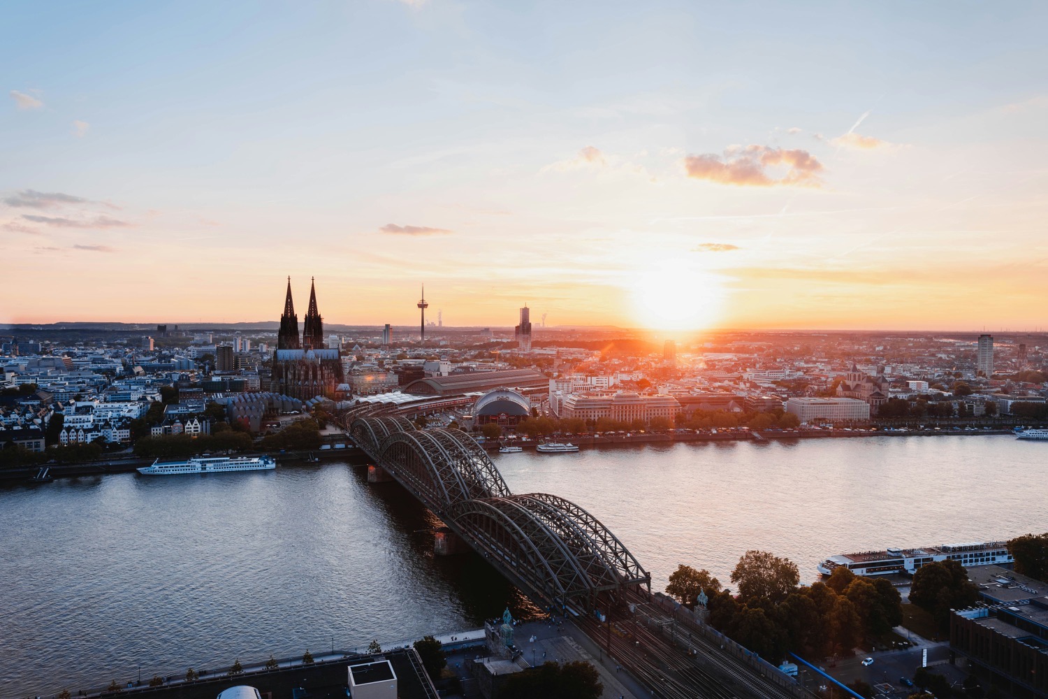 Köln Skyline mit Kölner Dom und Hohenzollernbrücke bei Sonnenuntergang