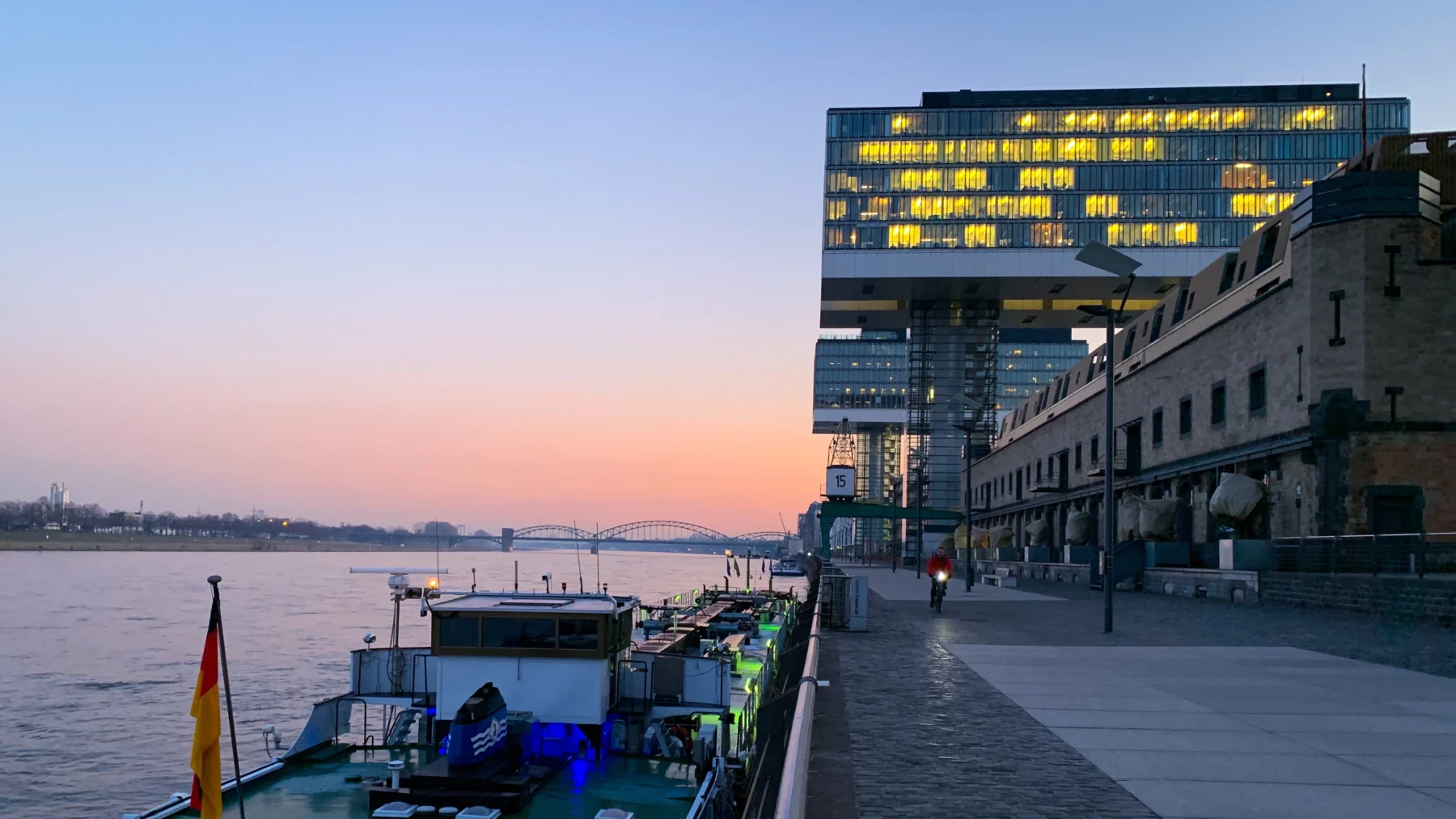 Rheinauhafen mit Kranhäusern in Köln